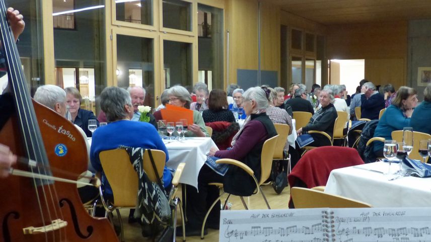 La festa pels voluntaris cun tschaina e musica ha gnü lö a Scuol illa sala polivalenta da la dmura d’attempats Puntota (fotografia: Flurin Andry).