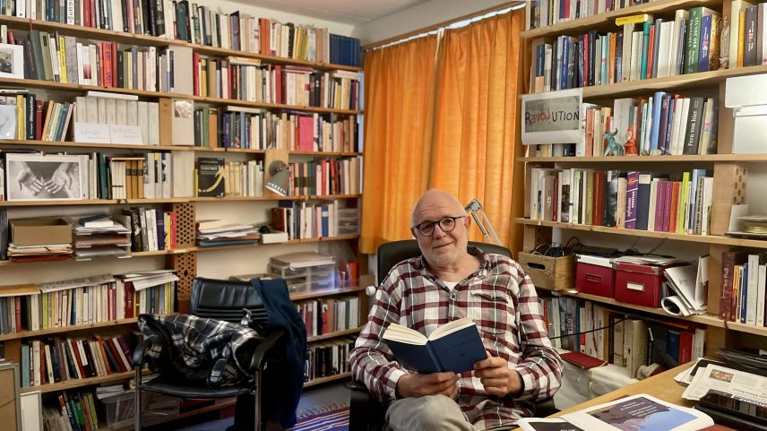 Stefan Imhof in seiner Schreibstube in Avrona. Foto: Fadrina Hofmann