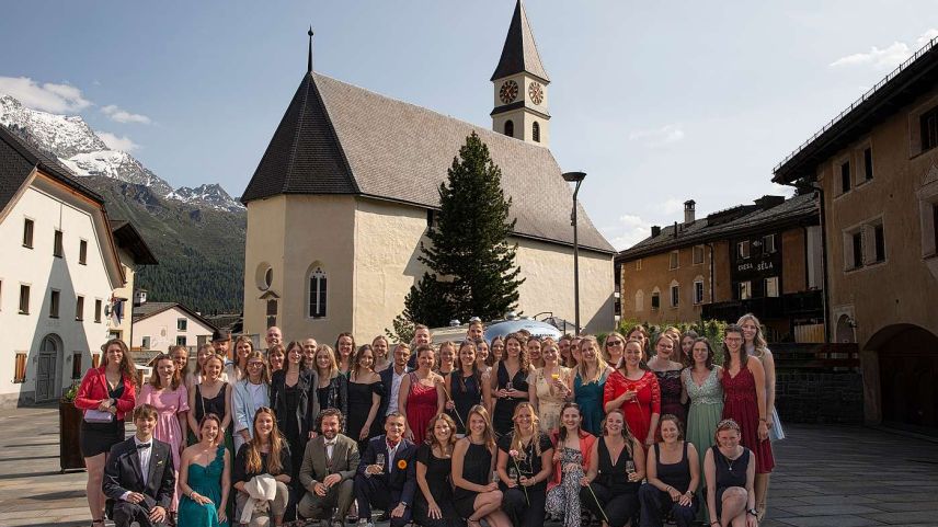 Die diesjährigen Absolventinnen und Absolventen der HF Tourismus und Management. Fotograf: Martin Ziegler