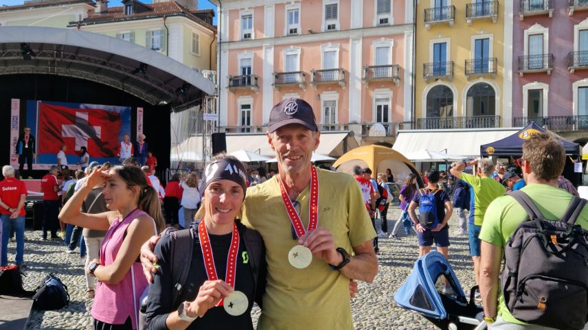 Die zwei Kategoriensieger im Halbmarathon auf der Piazza Grande in Locarno. Foto: z.Vfg