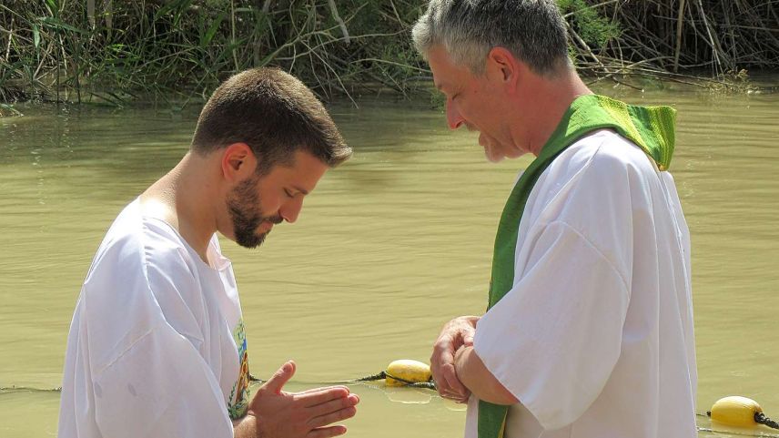 Thomas Maurer tauft einen Freund aus der Schweiz. Foto: z. Vfg.