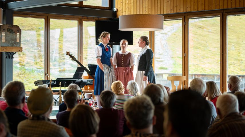 Die drei Jodlerinnen des Quartetts stichfest begeisterten das Publikum auf Furtschellas. Foto: Sils Tourismus/Steve Hadorn