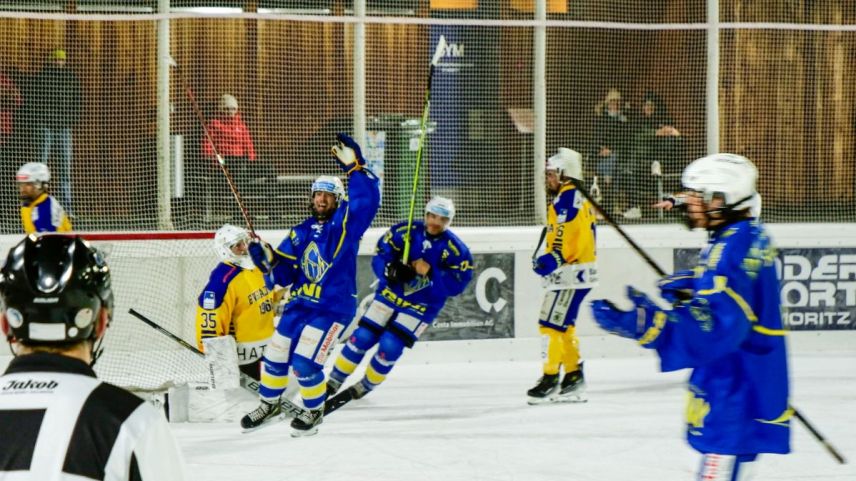 Die Spieler des EHC St. Moritz bejubeln in der achten Spielminute den ersten Treffer. Foto: Jon Duschletta 