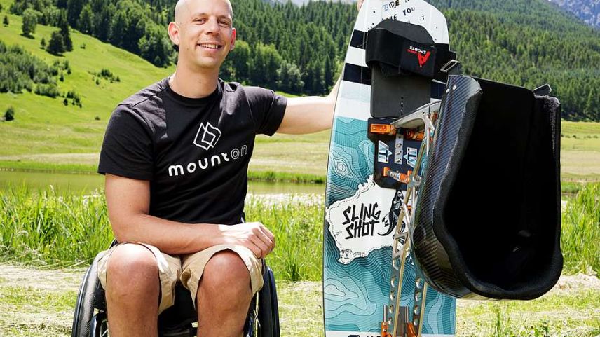 Stephan Gmür geniesst die Glücksmomente mit dem Wakeboard und setzt sich für barrierefreie Freizeitangebote ein. Foto: MountOn GmbH