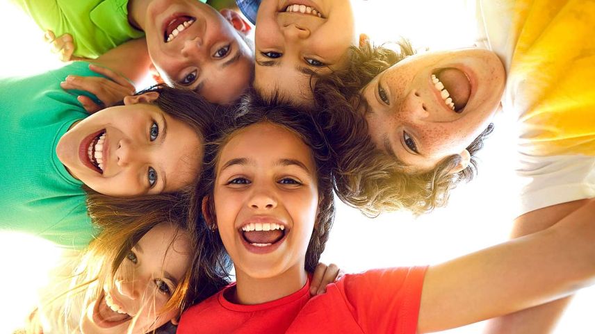 Im freien Spiel lernen Kinder Probleme zu bewältigen – eine wichtige Voraussetzung für glückliches Leben. Foto: Shutterstock/Studio Romantic