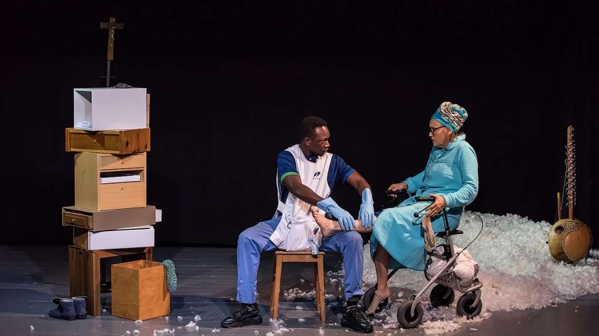 Das präsentierte Theaterstück handelte von Frau Schneebeli und einem für sie nicht ganz behaglichen Arztbesuch bei einem Pfleger aus dem Senegal. Foto: Doris Hüsler