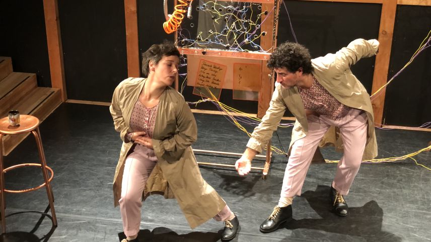 Ein Bühnenstück, das vor allem von der Bewegung lebt: Sara Francesca Hermann und Roberto Chiriatti bei ihrem Auftritt im Zuoz Globe. Foto: Marie-Claire Jur