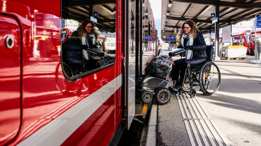 Rollstuhlfahrerin Marlies Zimmermann aus Samedan beim Einstieg in einen Niederflurwagen der RhB am Bahnhof Landquart. Foto: Jon Duschletta