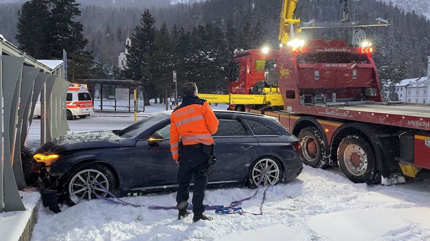 Die Polizei ermittelt die genauen Umstände des Selbstunfalls. Foto: Kantonspolizei Graubünden