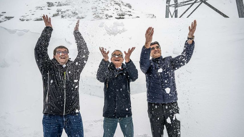 Freuen sich über den Schnee: Martin Hug, Präsident von Bergbahnen Graubünden, Standespräsdient Franz-Sepp Caluori und Regierungsrat Marcus Caduff (von links). Foto: Bergbahnen Graubünden