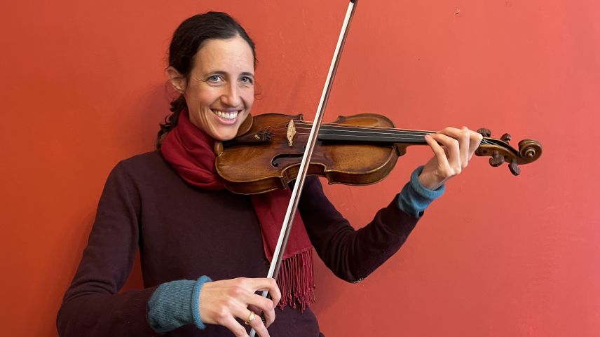 Suner la violina es la chosa cha la musicista Laura Zangger fo il pü gugent (fotografia: Annetta Janka-Zini).