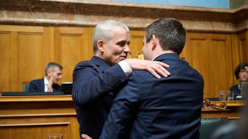 Jon Put gratuliert dem neu gewählten Bundesrat Beat Jans. Fotos: Parlamentsdienste/Franca Pedrazzetti