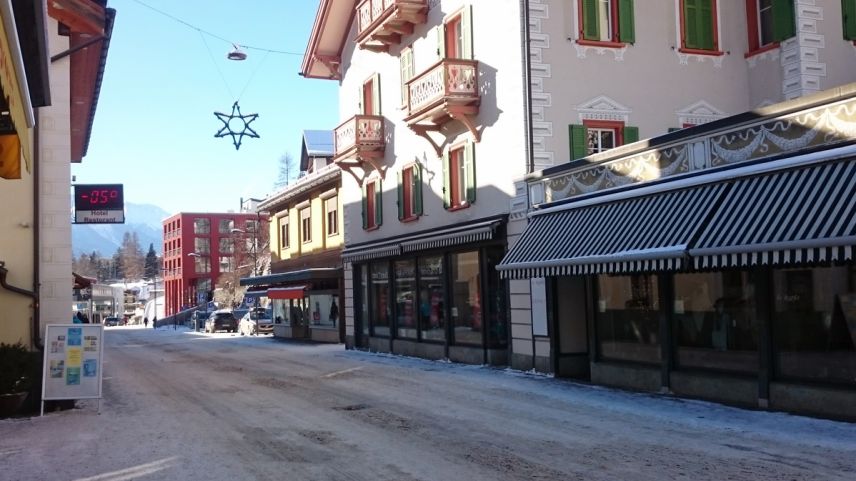 Diversas butias a Scuol serran per adüna i’l prossem temp o da prümavaira (fotografia: Selina Bisaz).