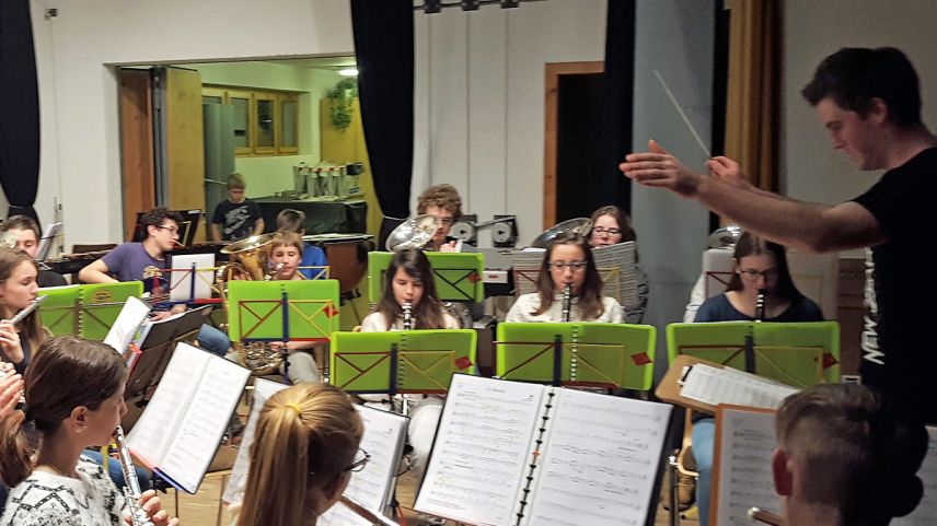 La Musica giuvenila Valsot e la Musica da giuventüna Engiadina Bassa dürant lur prüma prouva cun Jon Flurin Kienz (fotografia: Reto Mayer).