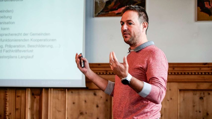 Menduri Kasper, CEO Engadin Skimarathon, informierte über den Stand der «Zukunftsstrategie Langlauf Oberengadin». Foto: Jon Duschletta