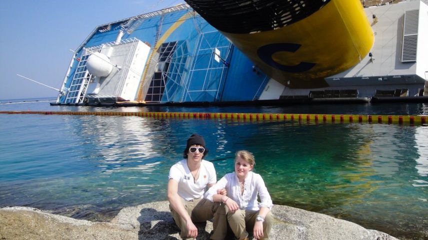 Fabio Schorta und seine Freundin Aline Tüfer 2012 vor dem havarierten Kreuzfahrtschiff Costa Concordia. Foto: z.Vfg