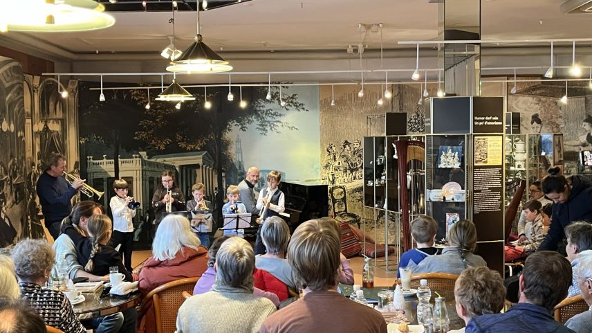 Das vollbesetzte Caferama war Gastgeber für ein weiteres Adventskonzert der Musikschule Oberengadin. Foto: Andrea Gutgsell