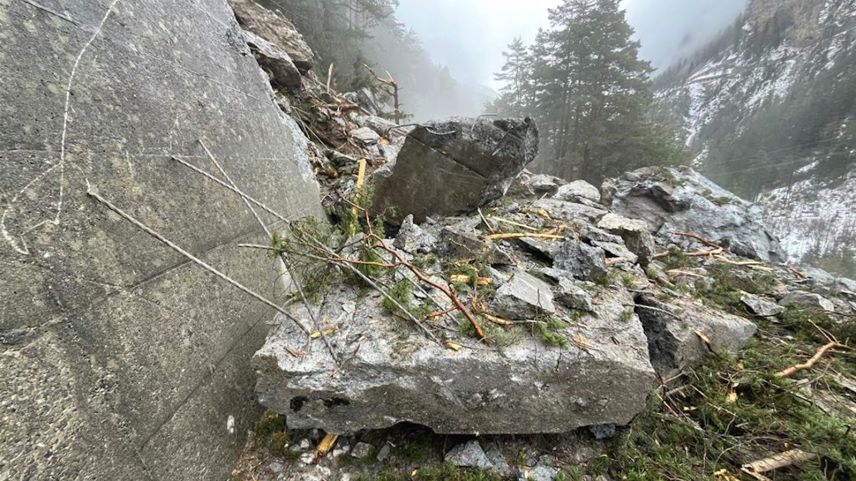 Teile der zerstörten bergseitigen Stützmauer auf der Engadinerstrasse (Foto: kapo gr)