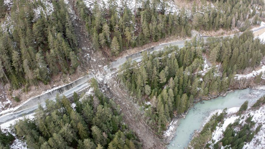 Das Drohnenbild wurde am Dienstag aufgenommen und zeigt das Ausmass des Felssturzes. Foto: Dominik Täuber