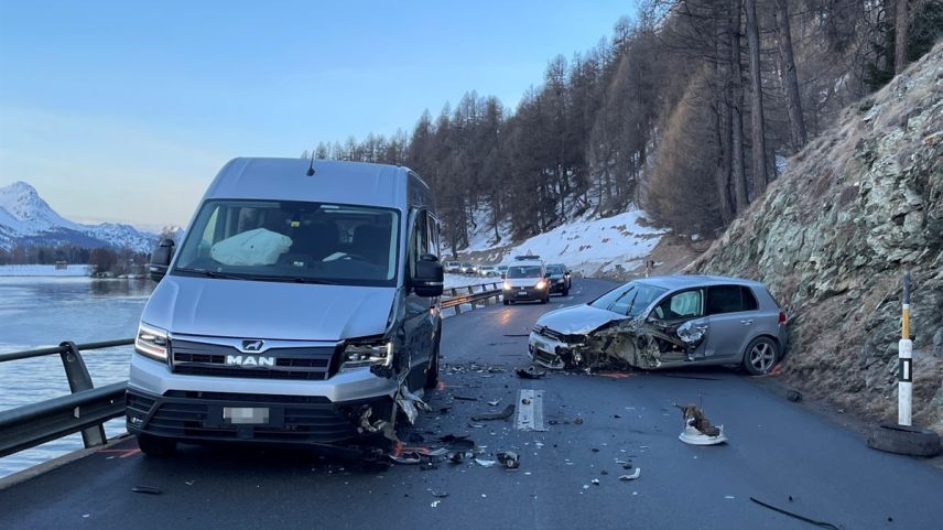 Bei der Kollision entstand ein grosser Sachschaden an beiden Fahrzeugen. Foto: Kantonspolizei Graubünden
