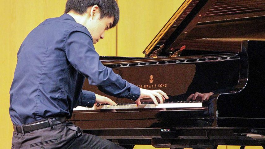 Der junge kanadische Pianist Kevin Chen ist ein Ausnahmetalent, was er in St. Moritz eindrücklich unter Beweis gestellt hat. Foto: Stefanie Wick Widmer