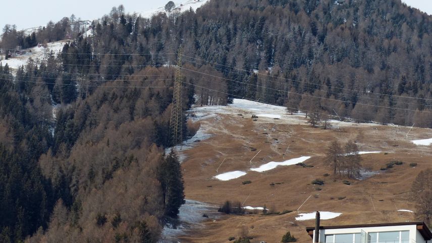 Causa mancanza da naiv nu s’haja pudü drivir tanter las festas da Nadal e Büman la pista da la Motta Naluns fin giò Scuol (fotografia: Flurin Andry).