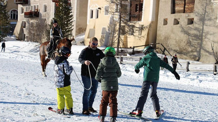 Die Kinder fahren alle in der besten Skischulkategorie, der Black League. Fotos: Julia Biffi