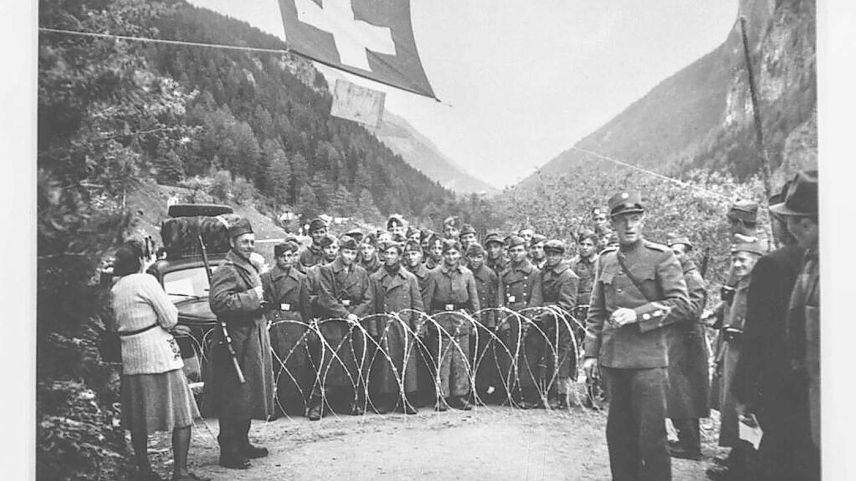 Fügitivs al cunfin svizzer a Vinadi al principi da mai 1945. fotografia: mad