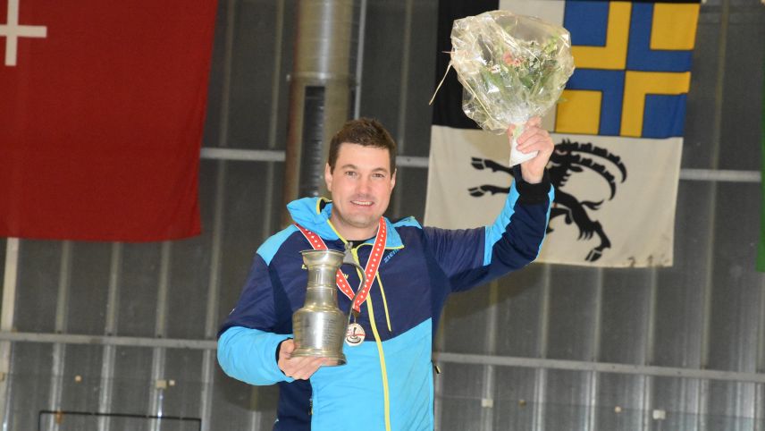 Claudio Mathieu wird Eisstock Schweizermeister im Einzel Zielwettbewerb (Foto: Nicolo Bass). 
