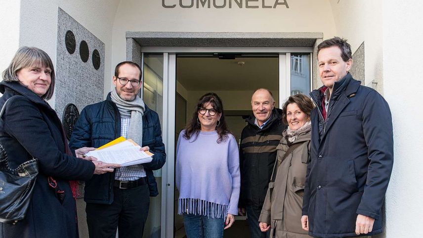 Das Initiativkomitee übergibt die Unterschriften Gemeindeschreiber Ueli Rechsteiner und seiner Stellvertreterin Gabi Bogner. 
Foto: Reto Stifel