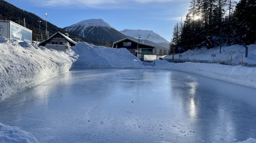 Der Eisplatz von Cinuos-chel wird seit 30 Jahren rpivat hergestellt. Foto: Fadrina Hofmann