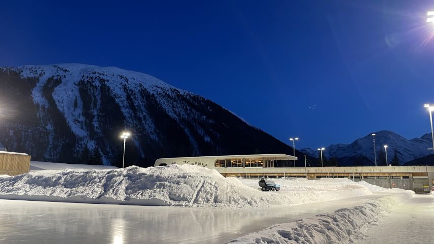 7000 Quadratmeter Eisfläche werden in Promulins in Samedan unterhalten.  Foto: Fadrina Hofmann