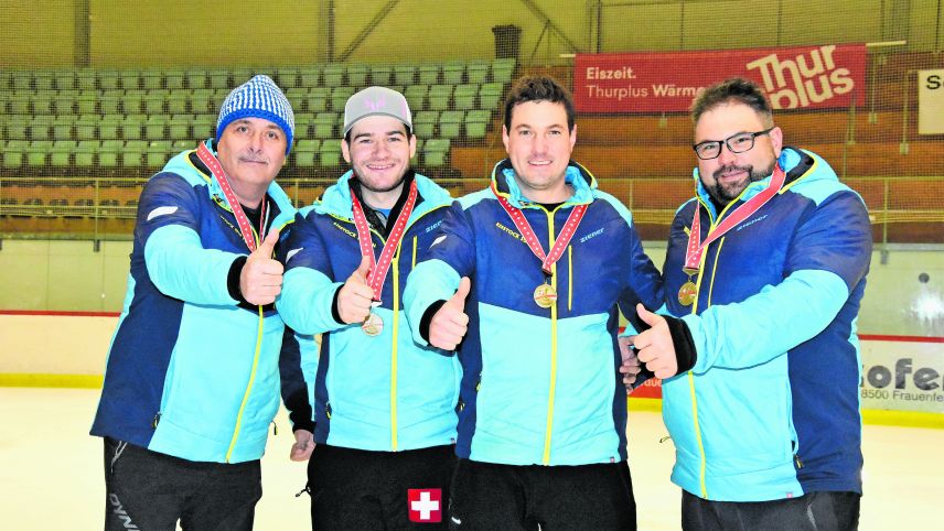 Der ES Sur En mit Otto Davaz (von links), Orlando Bass, Claudio Mathieu und Jachen Benderer mit der Bronzemedaille im Mannschaftsspiel (Foto: Nicolo Bass)