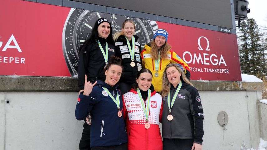 Der erste Renntag und schon die erste Goldmedaille für die Schweiz: Debora Annen (Mitte oben) sicherte sich auf ihrer Heimbahn in St.Moritz den Sieg. Foto: z. Vfg