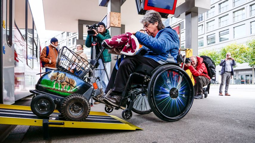 Behinderte Menschen in Graubünden können sich bei Fragen und Anliegen ab 2025 an eine kantonale Fachstelle wenden. Foto: Jon Duschletta