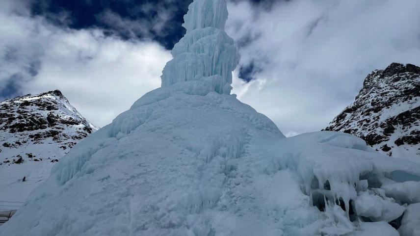 An der Talstation Diavolezza kann der Ice Stupa besichtigt werden. Fotos: z. Vfg