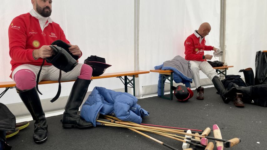 Im Umkleidezelt fällt die Anspannung von den Polospielern ab. Foto: Fadrina Hofmann