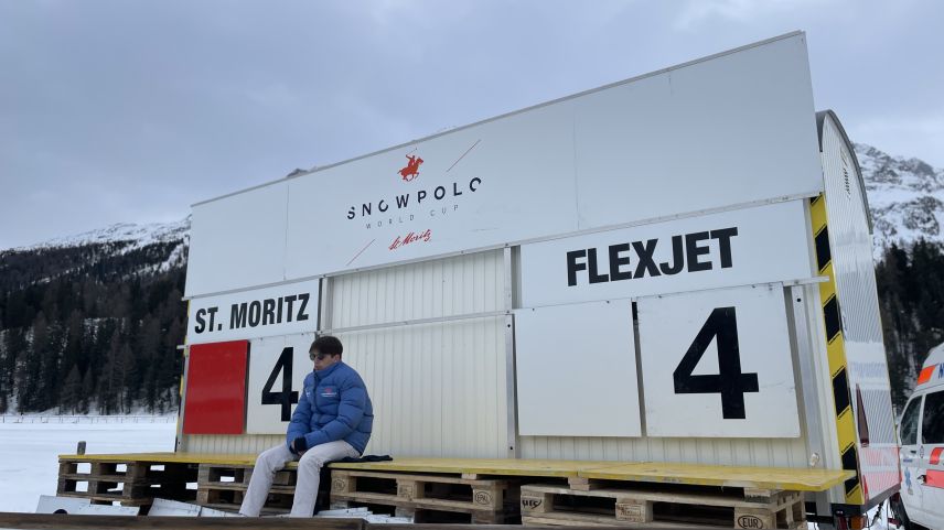 Im Pnaltyschiessen spielen Team St. Moritz gegen Team Flexjet. Foto: Fadrina Hofmann