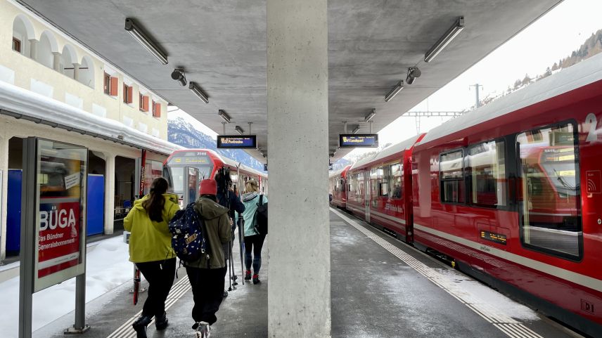 Die Streichung der direkten Bahnverbindung Scuol-Landquart retour kommt im Unterengadin gar nicht gut an. Foto: Fadrina Hofmann