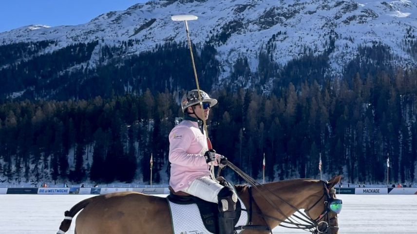 Am Snow Polo World Cup St. Moritz kann ein Pony auch mal Skibrille tragen. Foto: Fadrina Hofmann