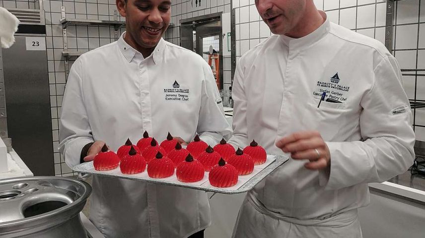 Chefpatissier Stefan Gerber zeigt Küchenchef Jeremy Degras (links) ein Dessert, das an der Kitchen Party serviert wird. Foto: Denise Muchenberger
