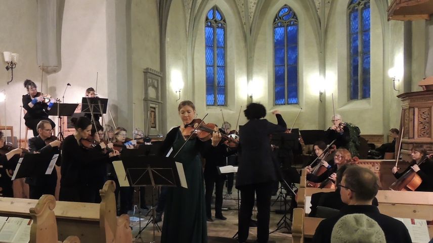 L’orchester «Orchestrina Chur» culla solista Kathrin von Cube ha persvas plainamaing (fotografia: Benedict Stecher).