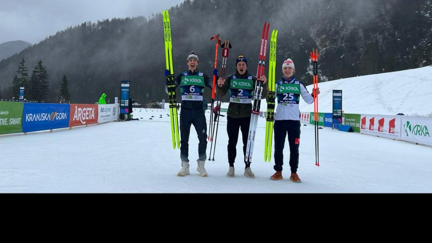Isai Näff (link) sichert sich Silber an den Junioren-Weltmeisterschaften im Einzelstart. (Foto: SwissSki).