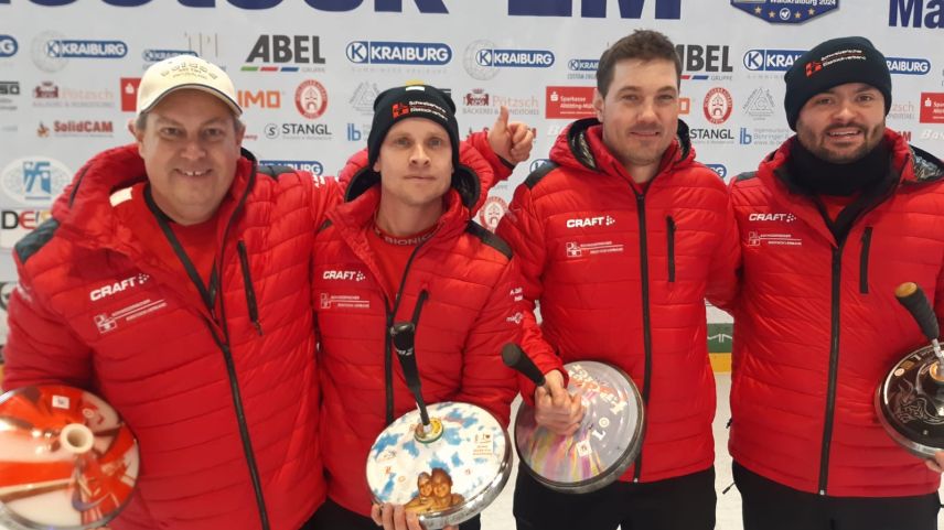 Die Schweizer Nationalmannschaft mit Jürg Brun (von links), Martin Casper, Claudio Mathieu und Christian Martin, gewinnt die Bronze-Medaille an der Eisstock-EM in Waldkraiburg (Foto: Pierre Morel). 