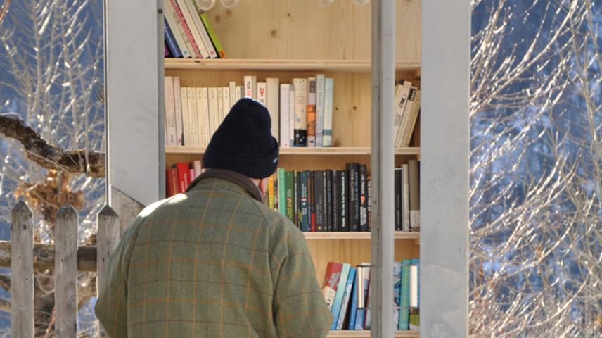 La cabina da cudeschs a Guarda es üna spüerta particulara (fotografia: Flurina Badel).