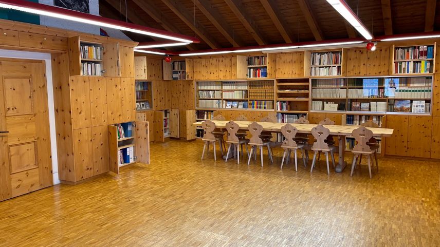 Ill’anteriura sala cumünala da Valchava as rechattan la Biblioteca Jaura, chi’d es da nouv ün dals trais Archivs  culturals da la Val Müstair (fotografia: Marco Gilly).