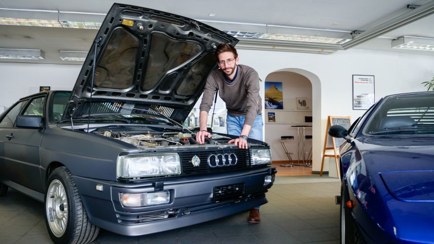 Jungunternehmer Nico Camenisch mit seinem limitierten und selbst restaurierten Audi Ur-Quattro Baujahr 1987. Foto: Jon Duschletta
