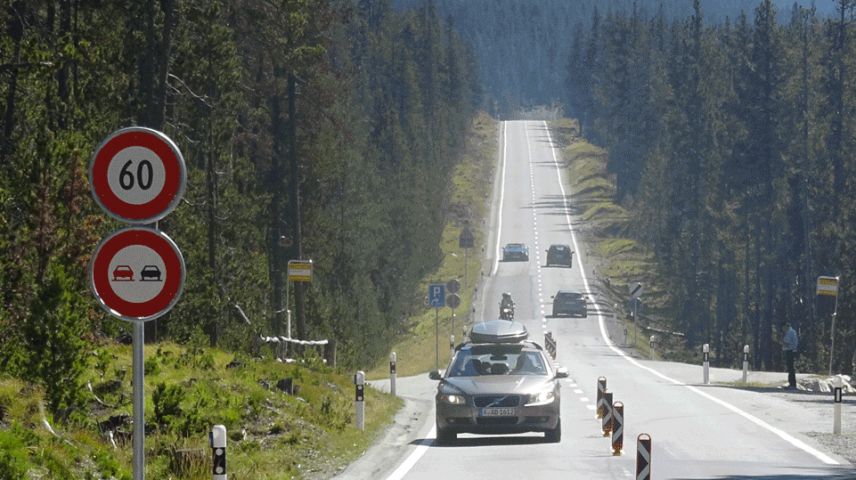 Tablas muossan las nouvas prescripziuns da trafic pro ün dals parkegis i’l Parc Naziunal Svizzer (fotografia: PNS/Hans Lozza).