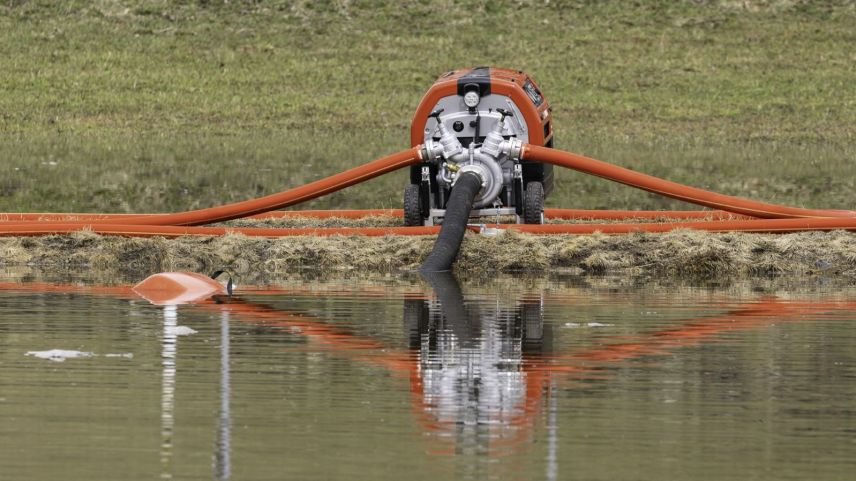 Das Wasser wird abgepumpt.  Foto: Pumpiers Pisoc