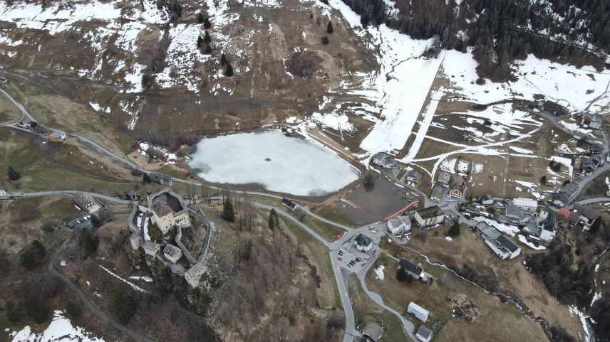 Links ist der See, rechts die Überschwemmung zu sehen. Foto: Pumpiers Pisoc